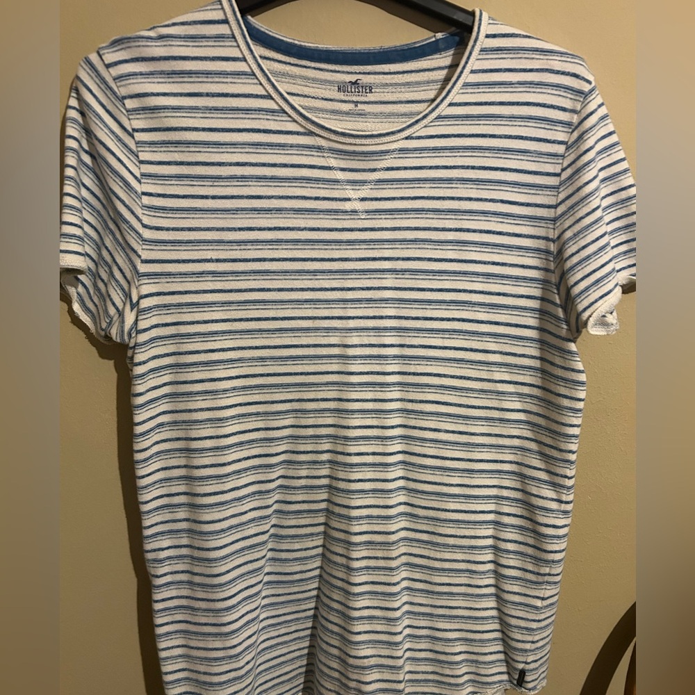 Hollister Men's White and Blue Striped Tee